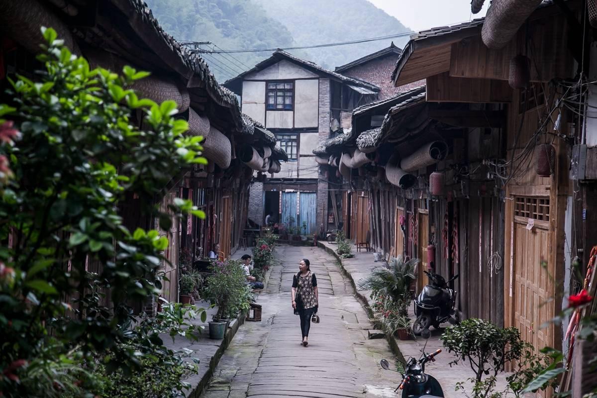 门卫大爷要求享受节假日三倍工资，合理合法吗？